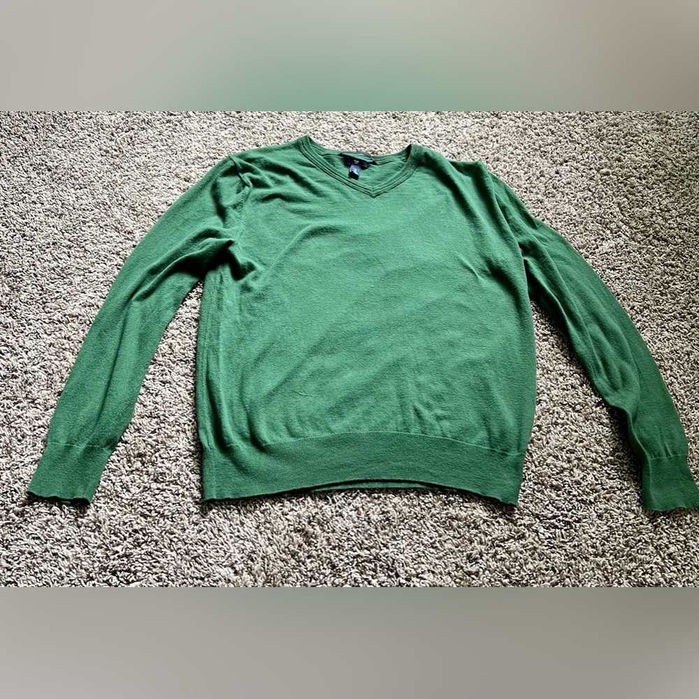 💜 BOGO Men’s Gap V-neck Sweater - size large